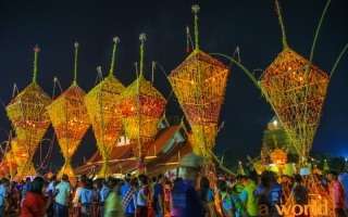 การท่องเที่ยวแห่งประเทศไทย ภูมิภาคภาคตะวันออกเฉียงเหนือ ชวนสัมผัสความสวยงามอลังการ ประเพณีแห่ต้นดอกไม้ ในวันสงกรานต์ ณ วัดศรีโพธิ์ชัยแสงภา อำเภอนาแห้ว  จังหวัดเลย